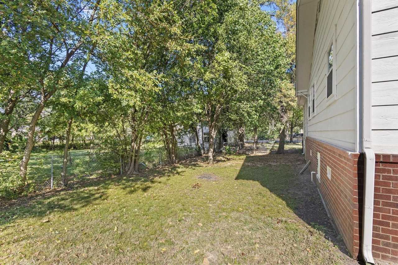 904 S Gribble St - Photo 4 of 29