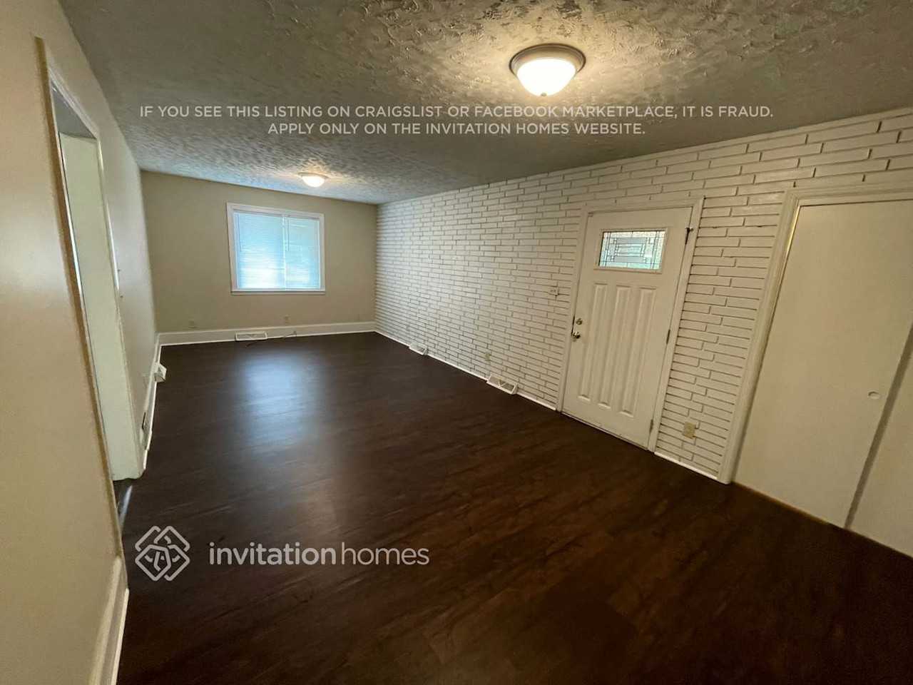 208 N Milford Dr - Photo 2 of 9