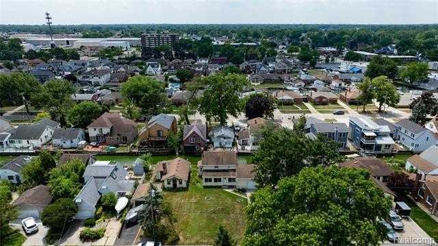 22464 Beach St - Photo 4 of 25