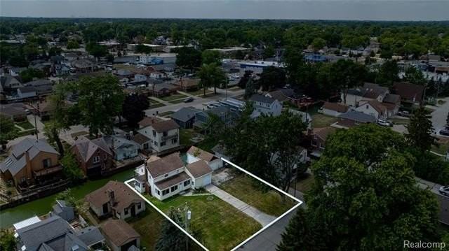 22464 Beach St - Photo 5 of 25