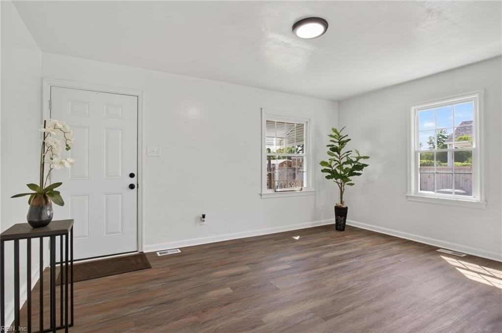 706 Newport News Ave - Photo 5 of 22