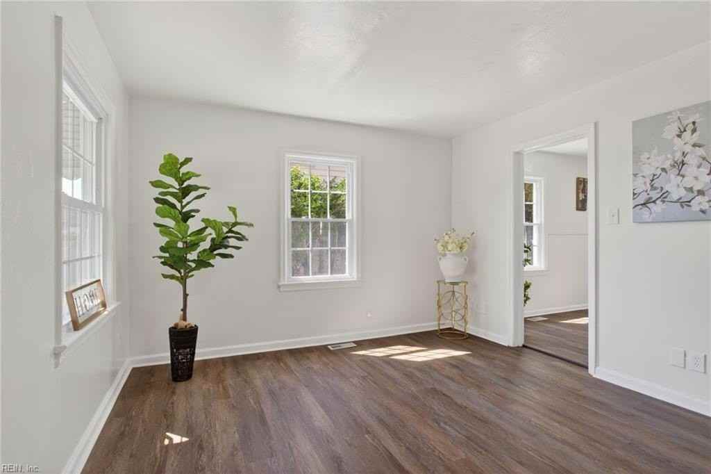 706 Newport News Ave - Photo 6 of 22