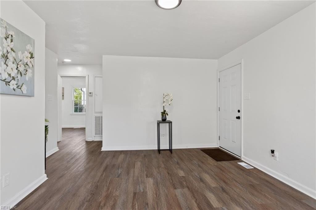 706 Newport News Ave - Photo 7 of 22