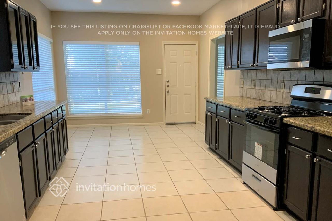 1011 Wentworth Dr - Photo 5 of 17