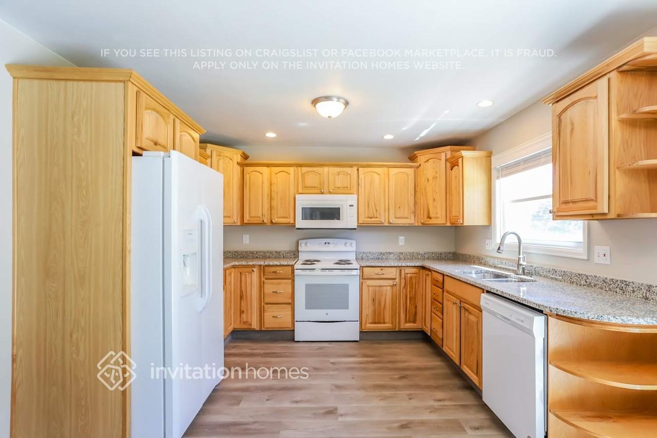 1456 S Zeno St - Photo 5 of 16