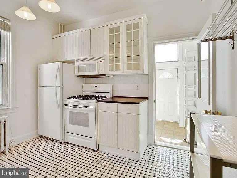426 Shepherd St Nw - Photo 5 of 22