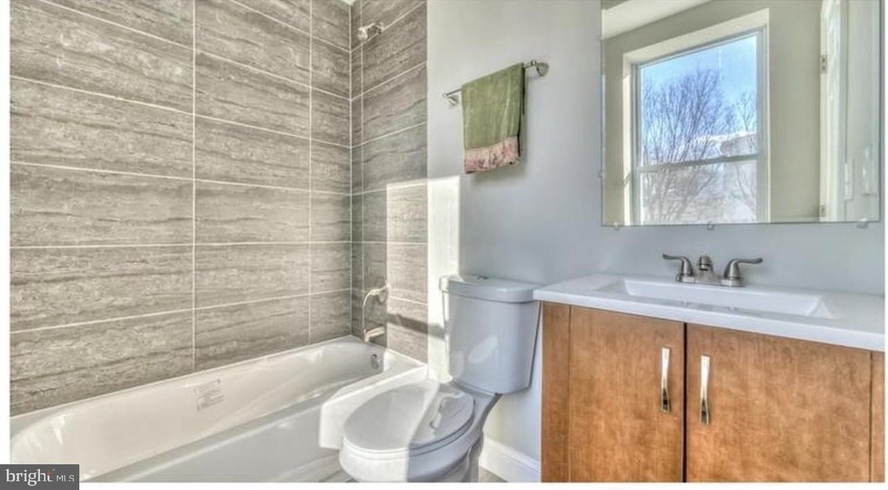 1046 W Lombard St - Photo 5 of 20