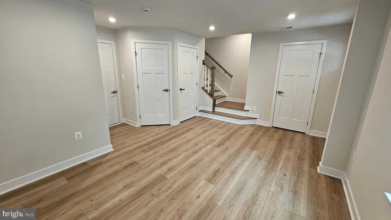 16437 Fife Way - Photo 4 of 32