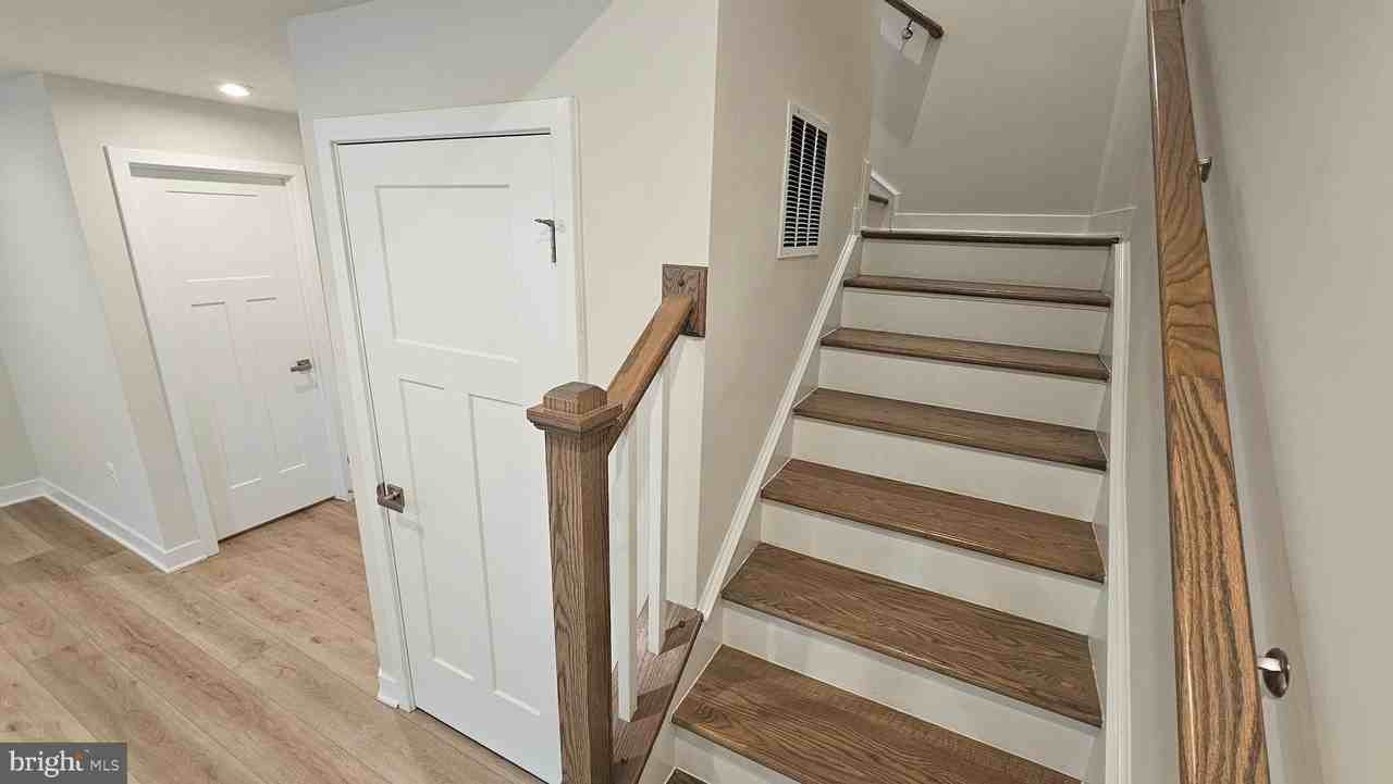 16437 Fife Way - Photo 5 of 32