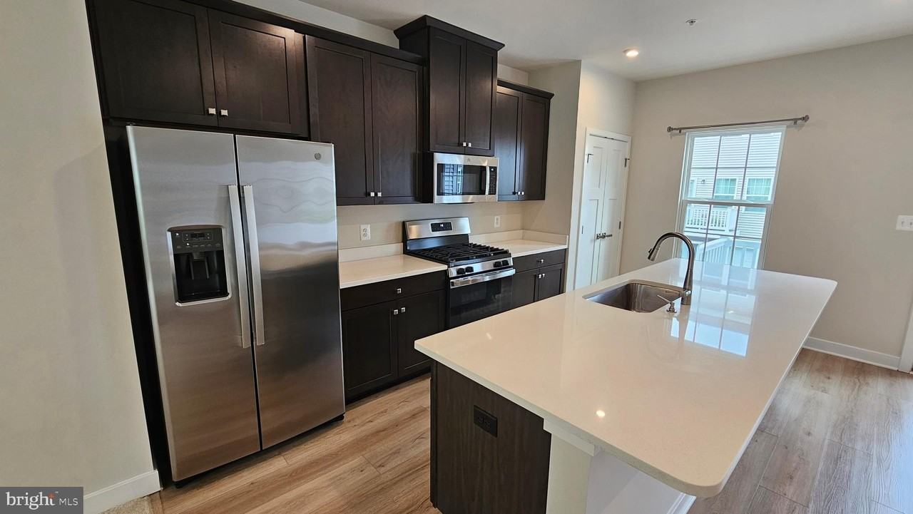 16437 Fife Way - Photo 7 of 32
