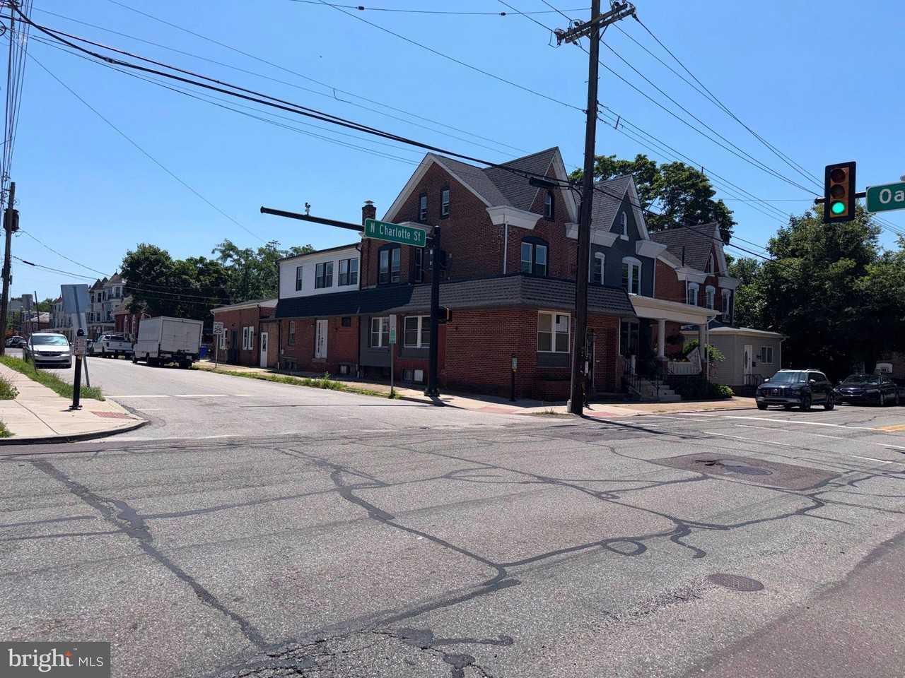 404 N Charlotte St - Photo 2 of 4
