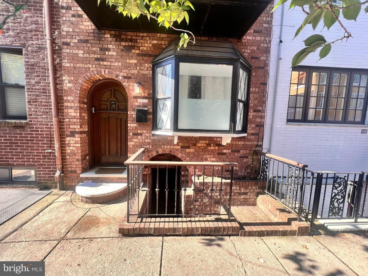 924 Catharine St - Photo 2 of 10