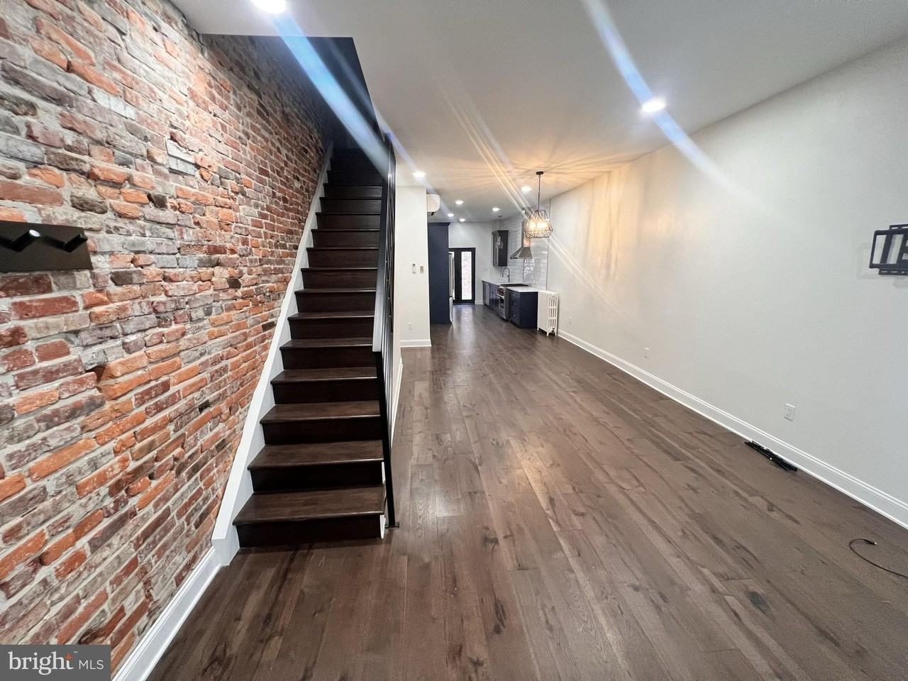 924 Catharine St - Photo 3 of 10