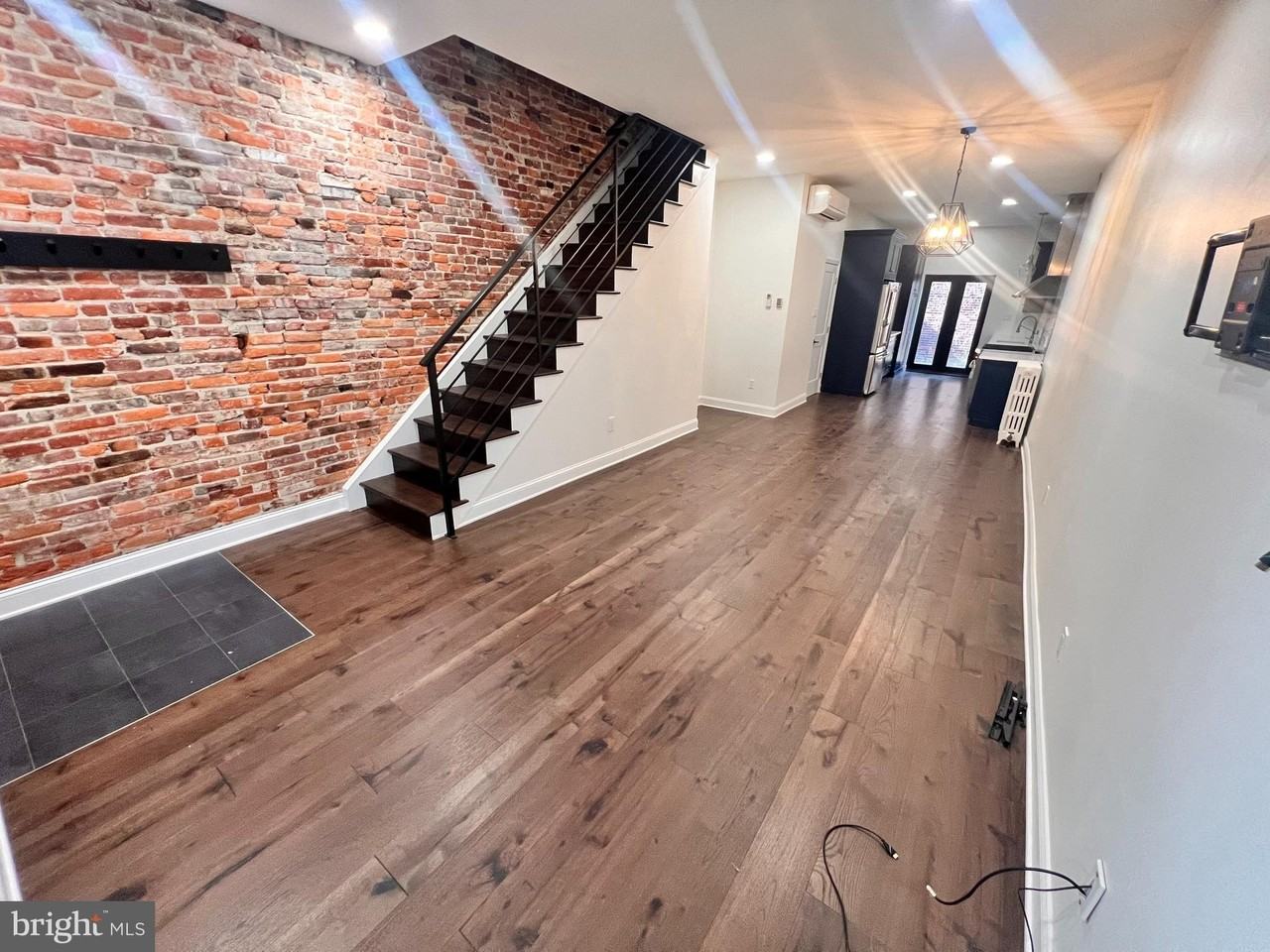 924 Catharine St - Photo 4 of 10