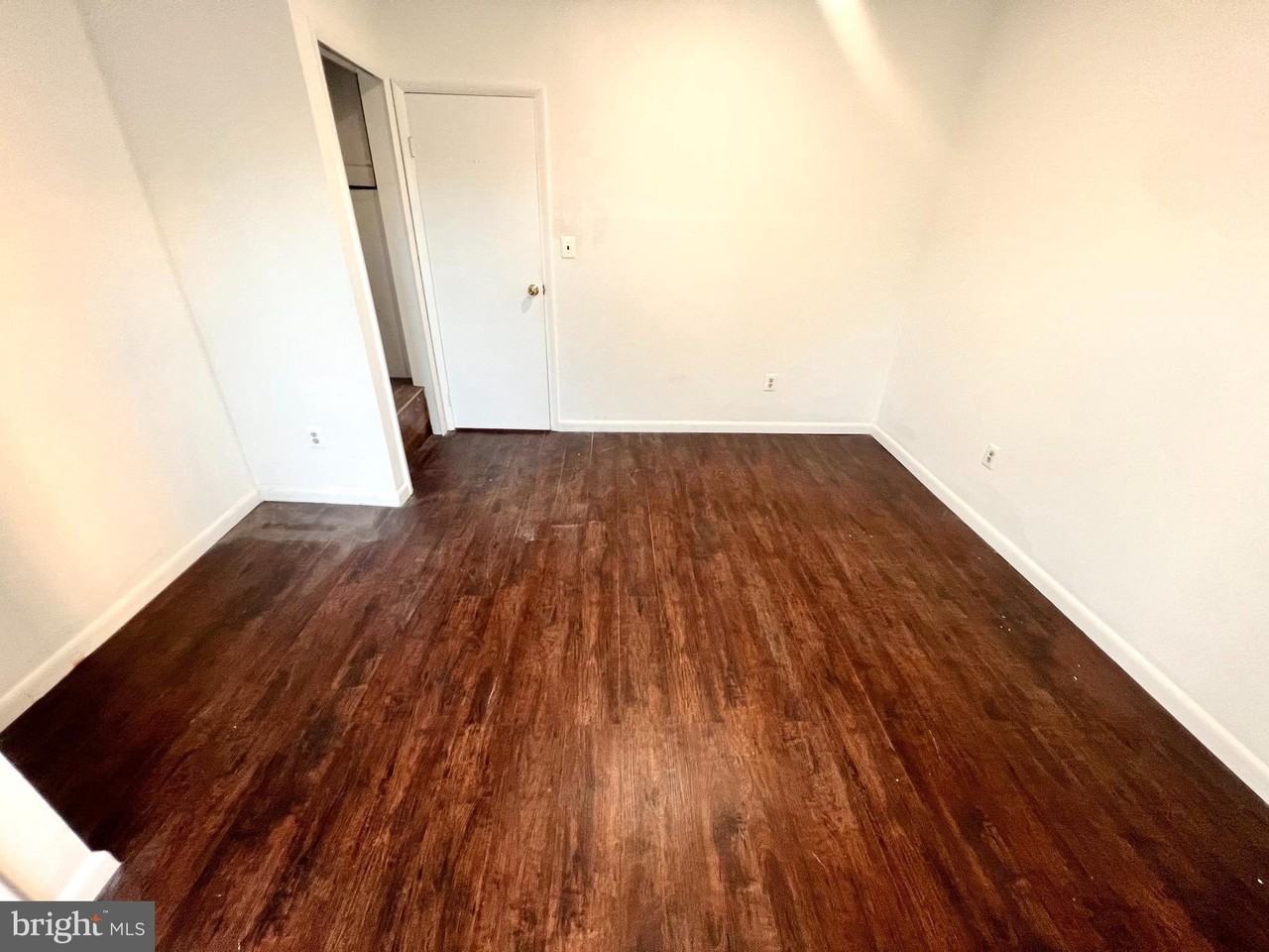 924 Catharine St - Photo 5 of 10