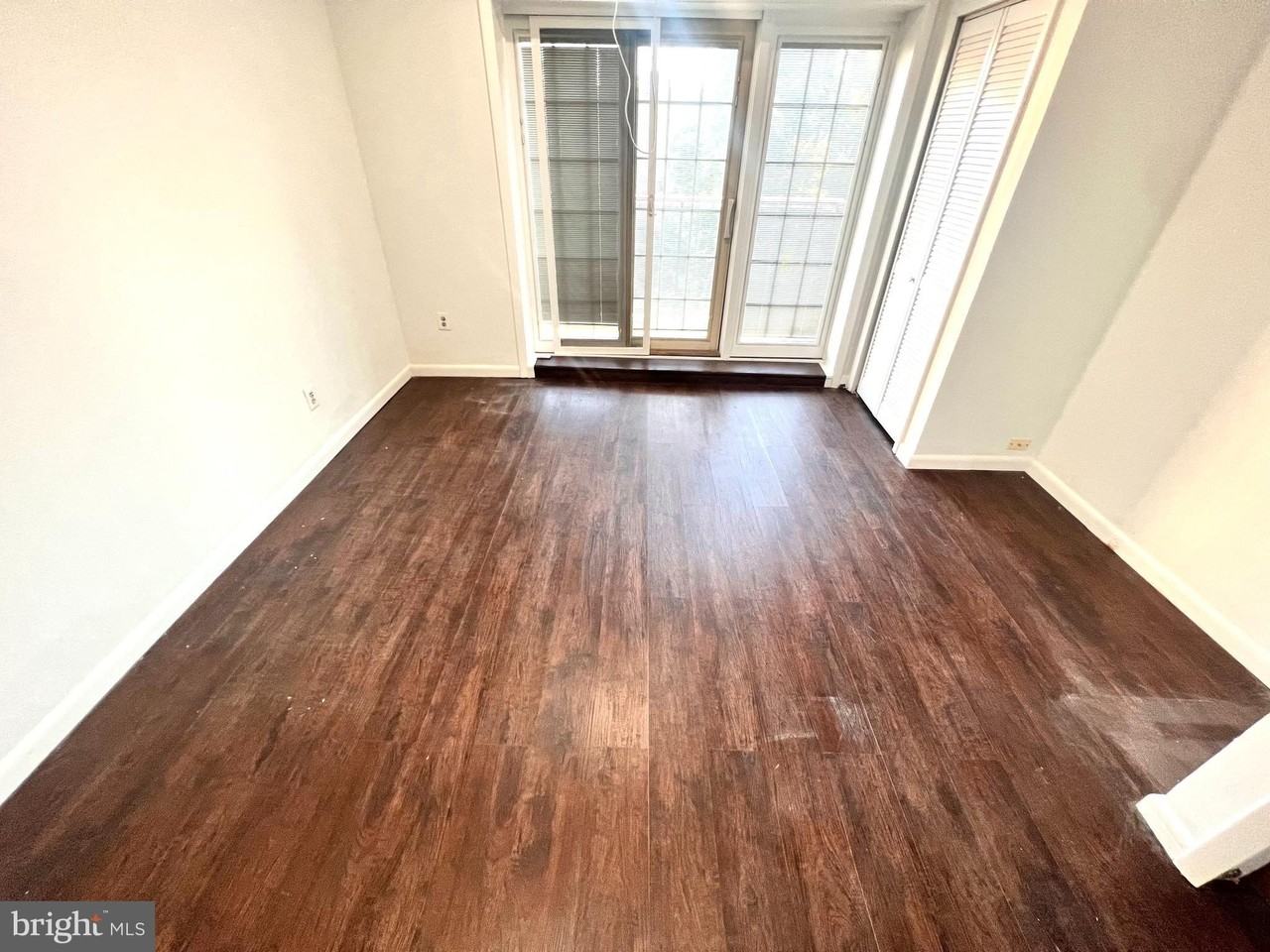 924 Catharine St - Photo 6 of 10