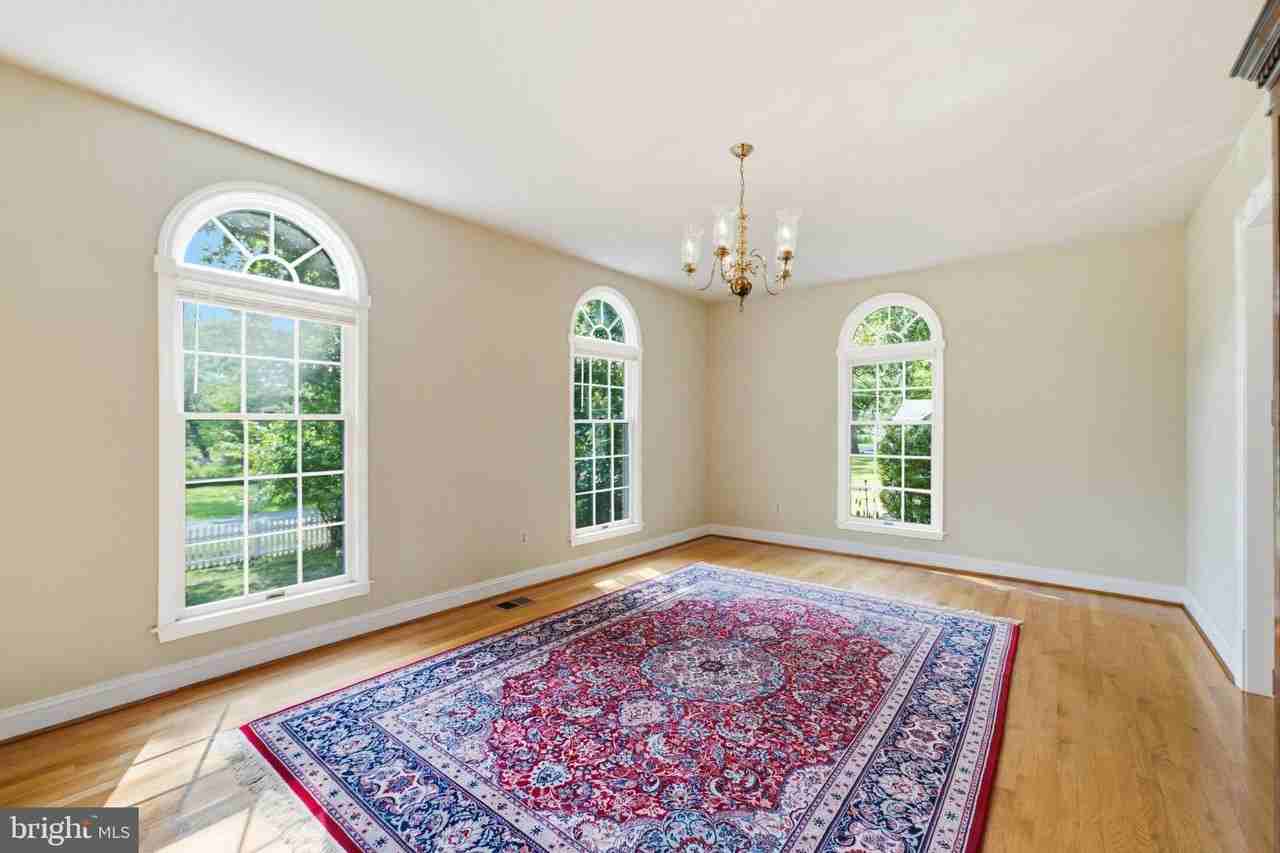2725 Oldewood Dr - Photo 5 of 49