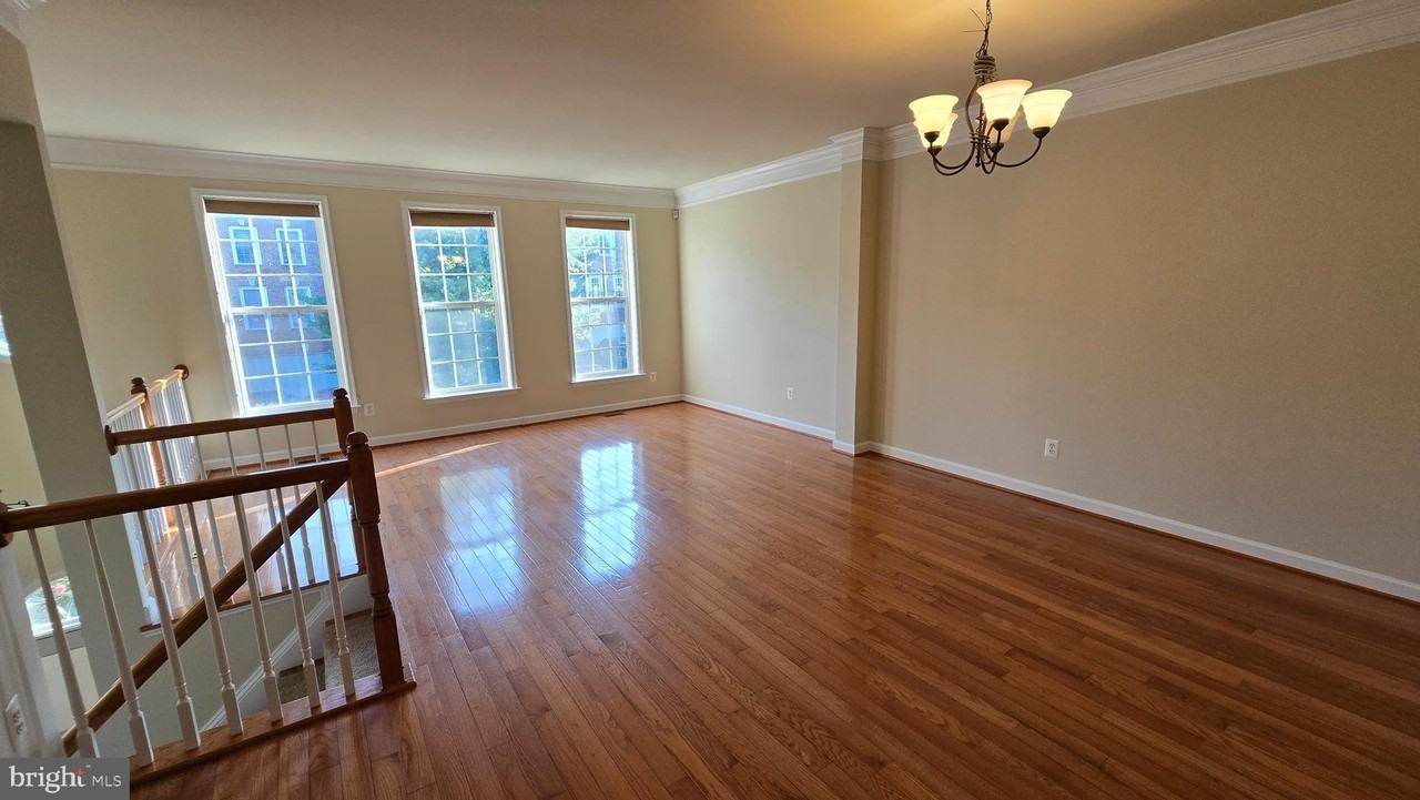 43762 Lees Mill Sq - Photo 5 of 40
