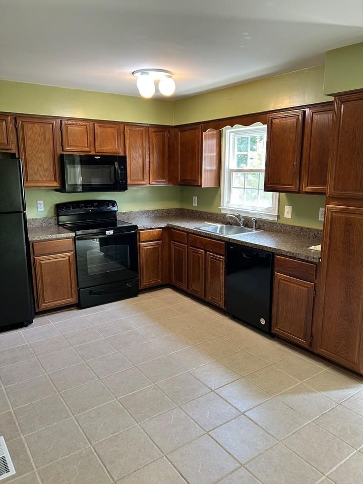 12052 Stallion Ct - Photo 5 of 16