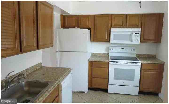 10193 Farragut Ct - Photo 2 of 17