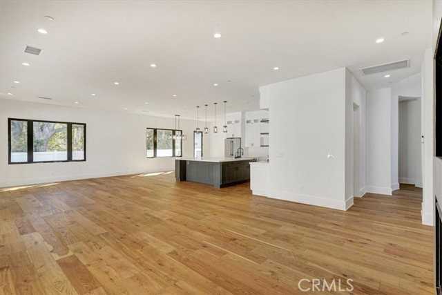 5520 Woodlake Ave - Photo 2 of 8