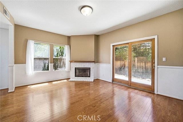 19251 Oxnard St - Photo 3 of 8