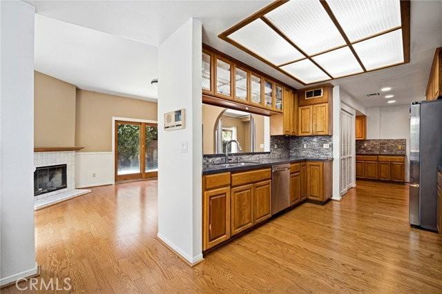 19251 Oxnard St - Photo 5 of 8
