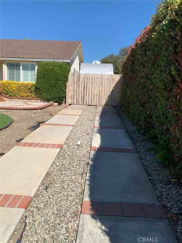 3882 Greenwood St - Photo 3 of 16