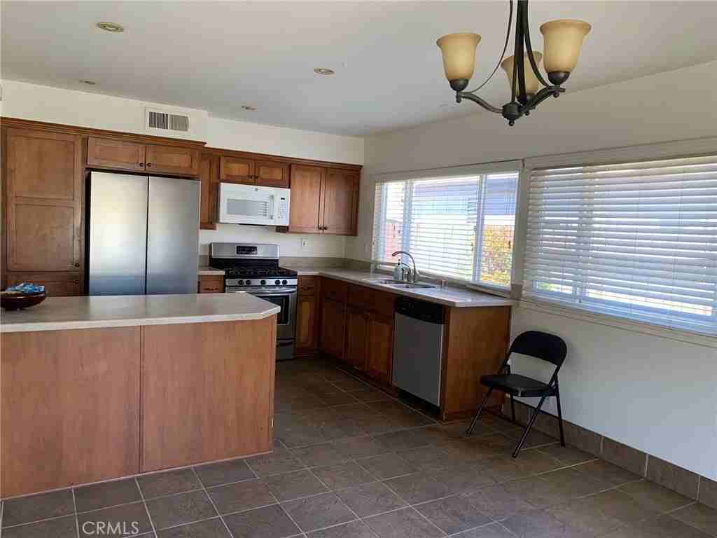 3882 Greenwood St - Photo 7 of 16