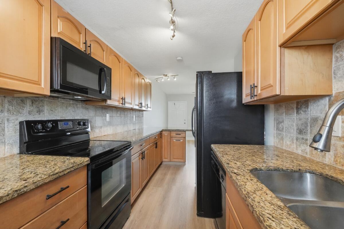 6191 Sw 37th St - Photo 4 of 16