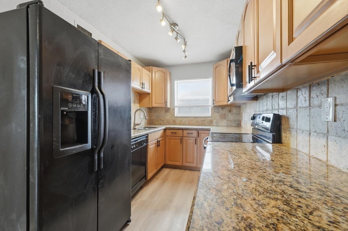 6191 Sw 37th St - Photo 5 of 16