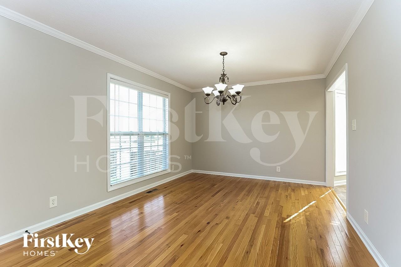 993 Glenhurst Way - Photo 5 of 15