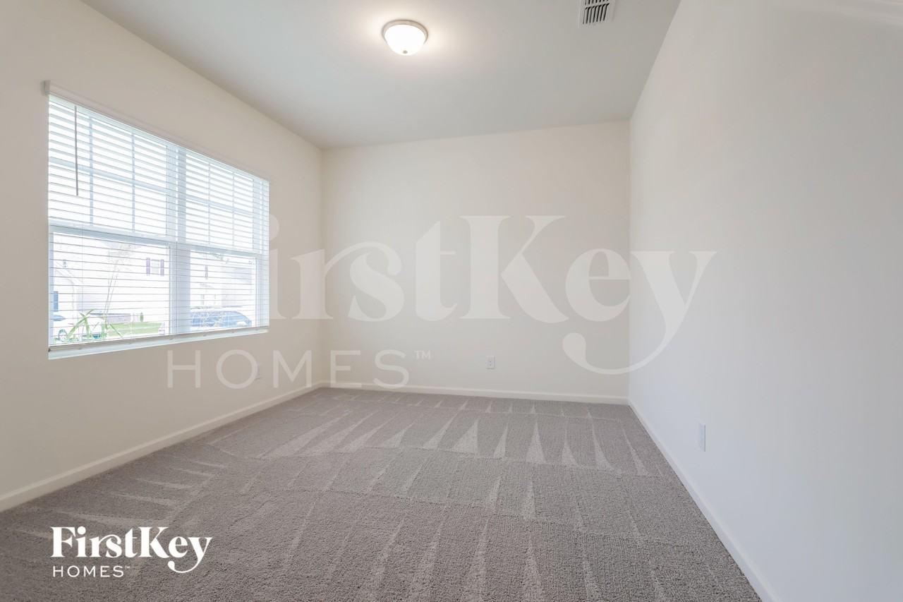 135 Knightsbridge Ln - Photo 2 of 18