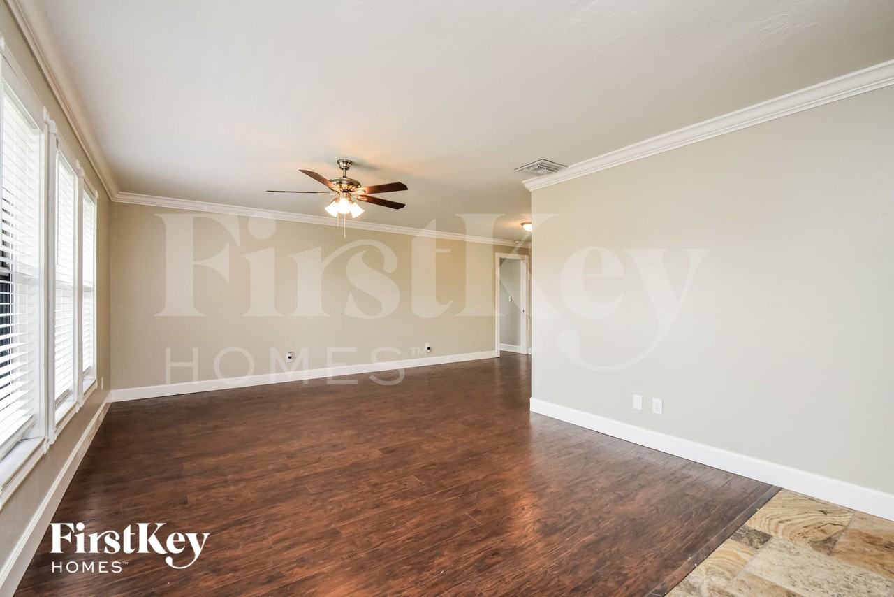 1122 Se 22nd Ter - Photo 2 of 15