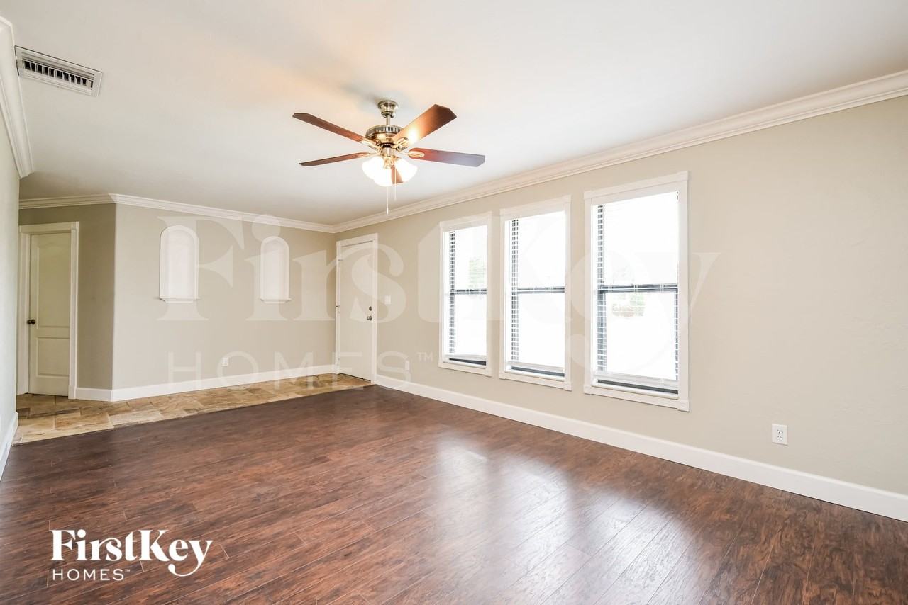 1122 Se 22nd Ter - Photo 3 of 15