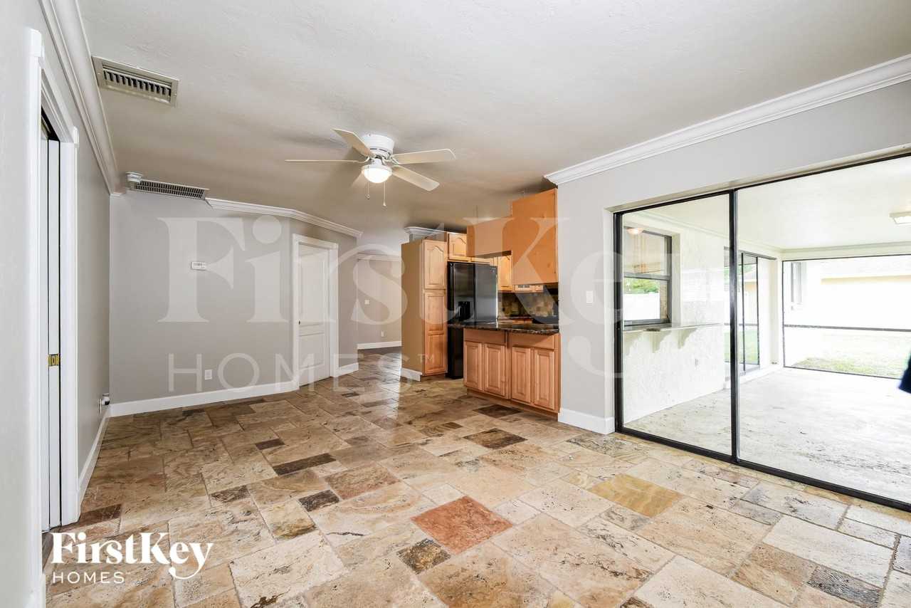 1122 Se 22nd Ter - Photo 5 of 15