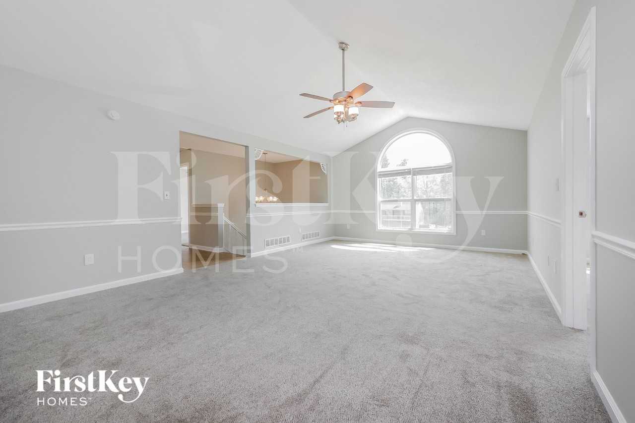 221 Whitney Ln - Photo 5 of 18