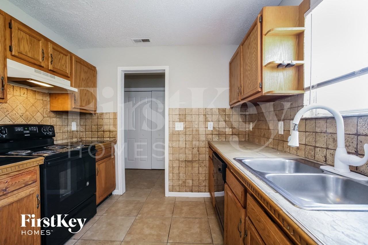 8925 Lighthorse Dr - Photo 6 of 15