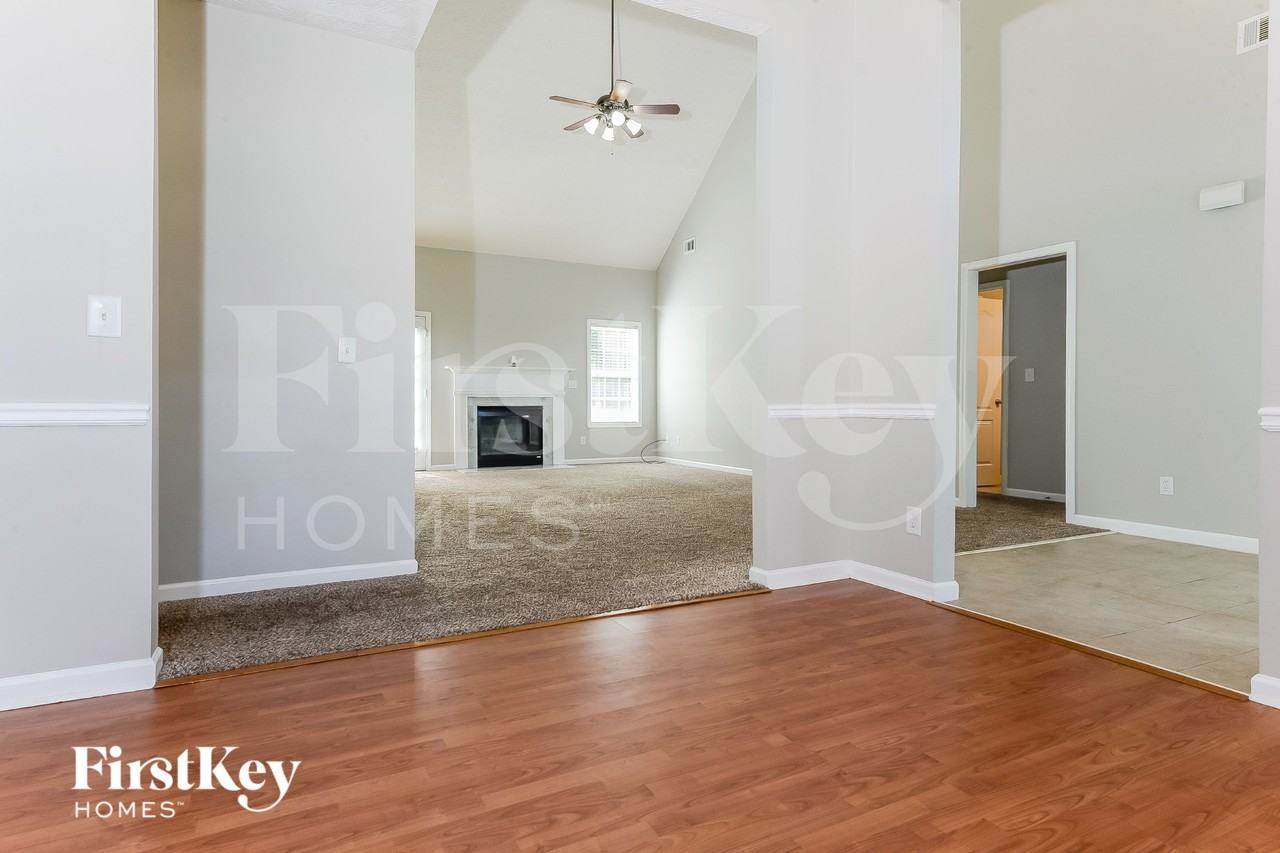 381 Glouchester Dr - Photo 2 of 18