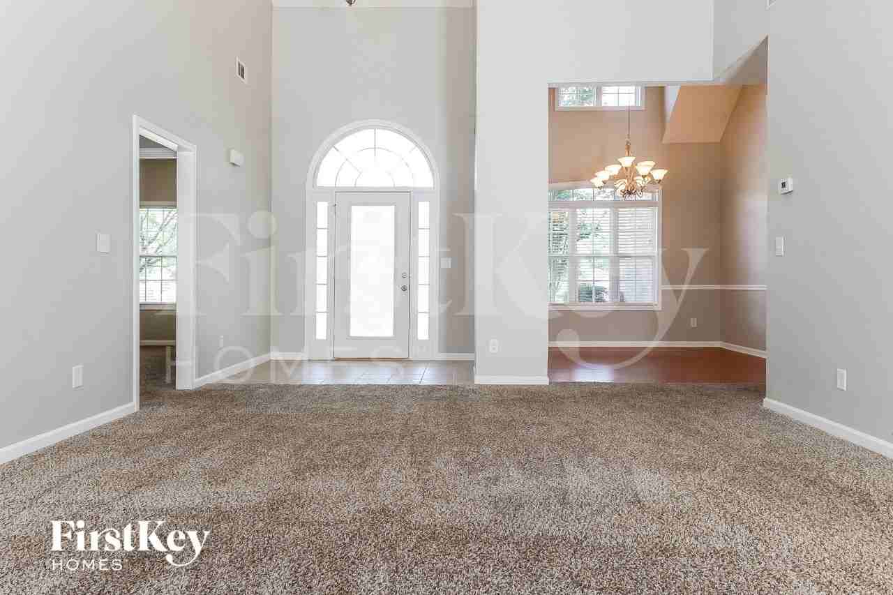 381 Glouchester Dr - Photo 3 of 18
