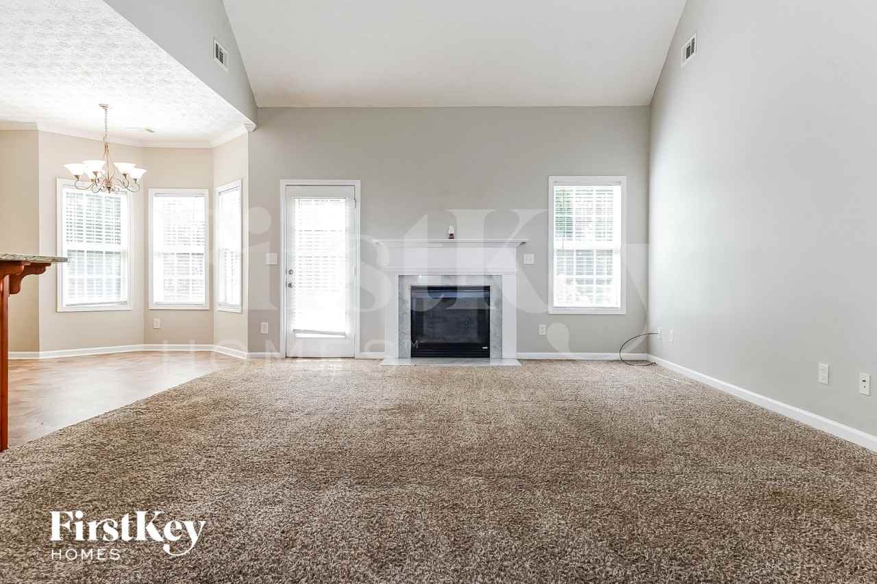 381 Glouchester Dr - Photo 4 of 18