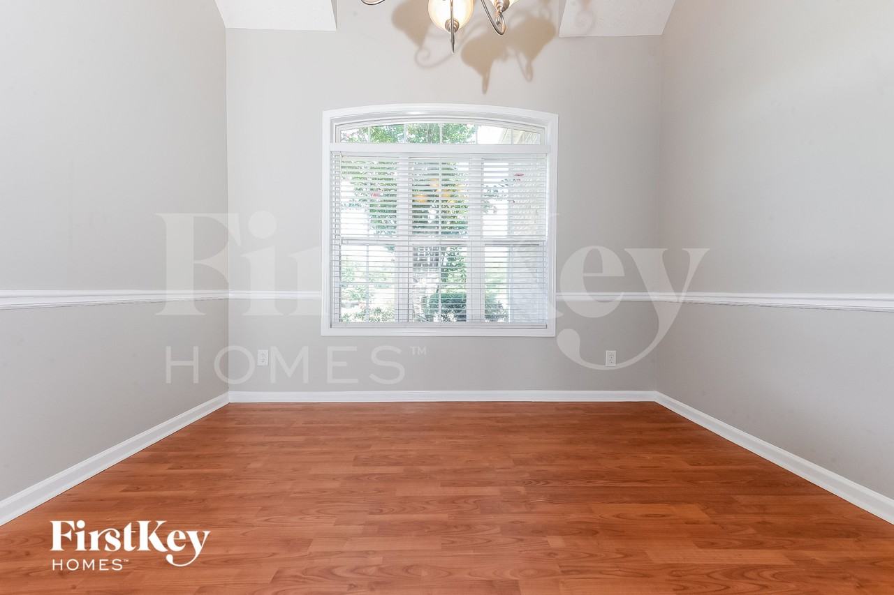 381 Glouchester Dr - Photo 6 of 18