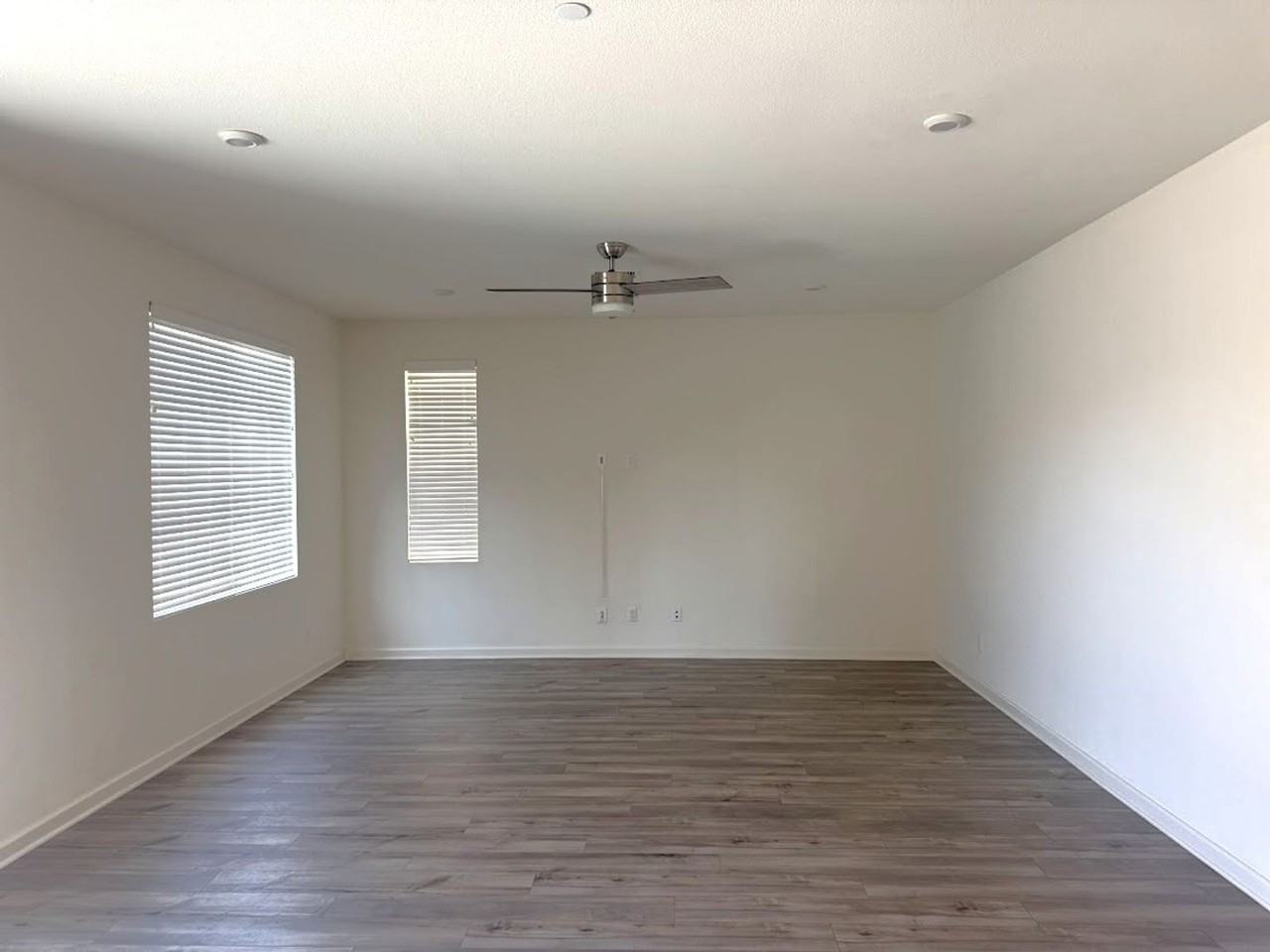 1014 W Buttercup Ln - Photo 4 of 38