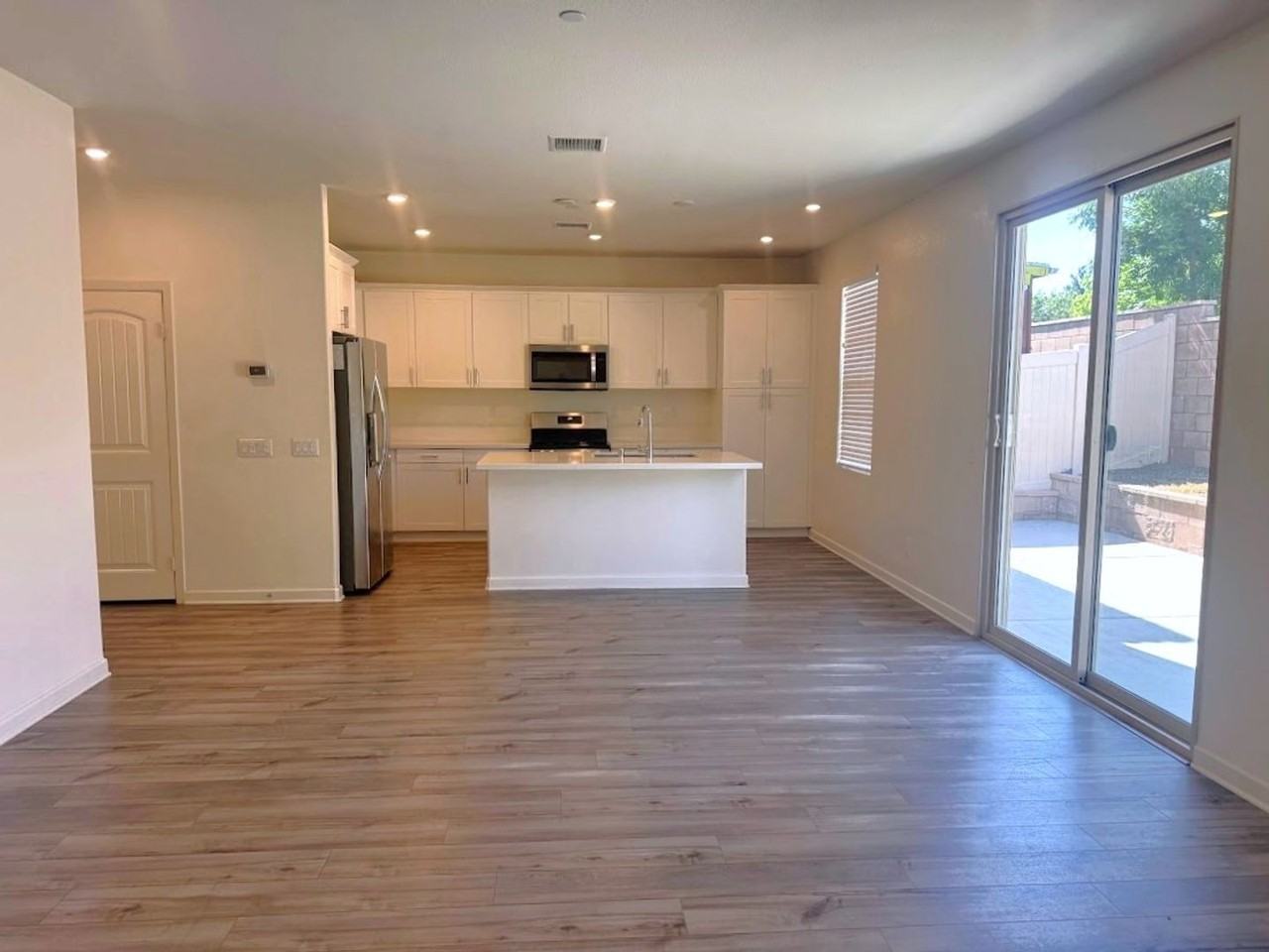 1014 W Buttercup Ln - Photo 5 of 38