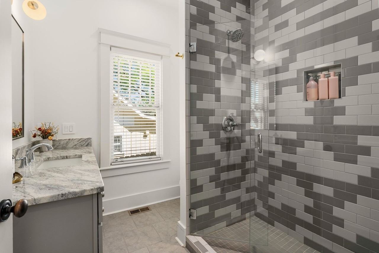 1711 Linden Ave - Photo 5 of 30