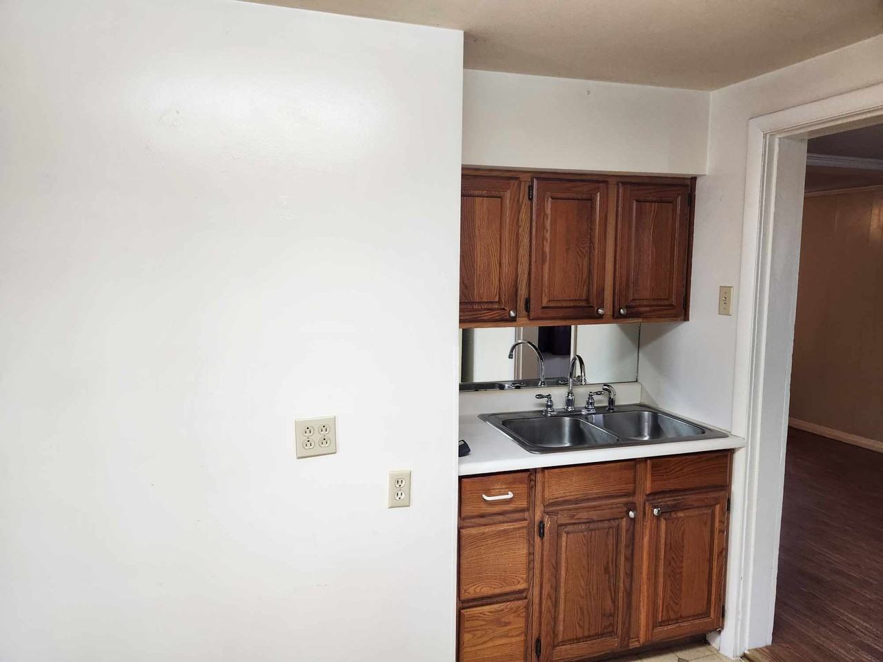 220 Evans Ave - Photo 4 of 8