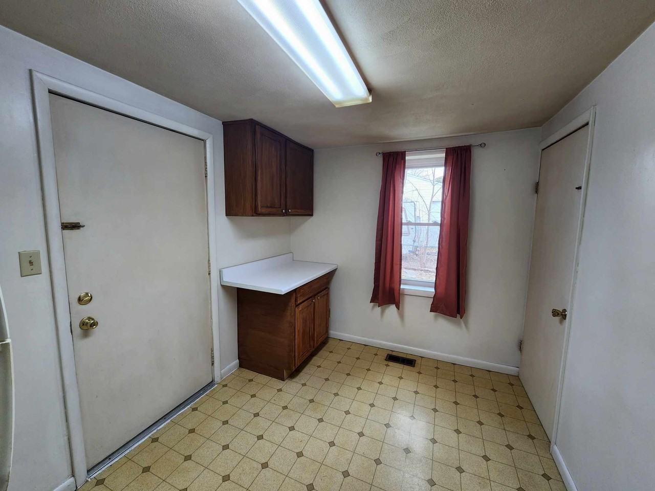 220 Evans Ave - Photo 5 of 8