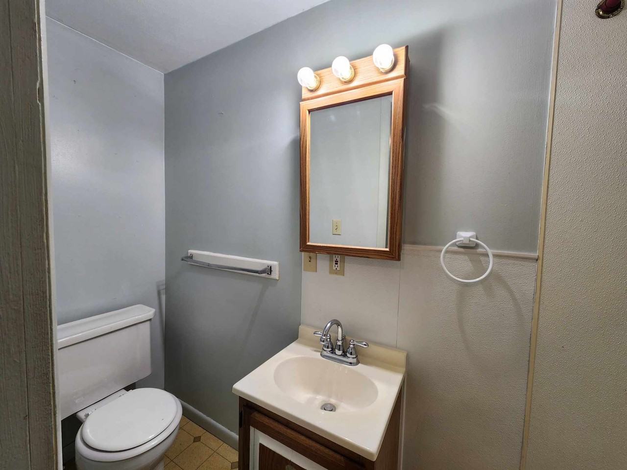 220 Evans Ave - Photo 7 of 8