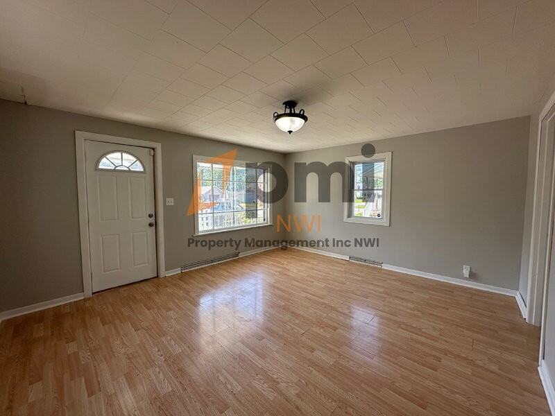 1518 Oak St - Photo 3 of 12