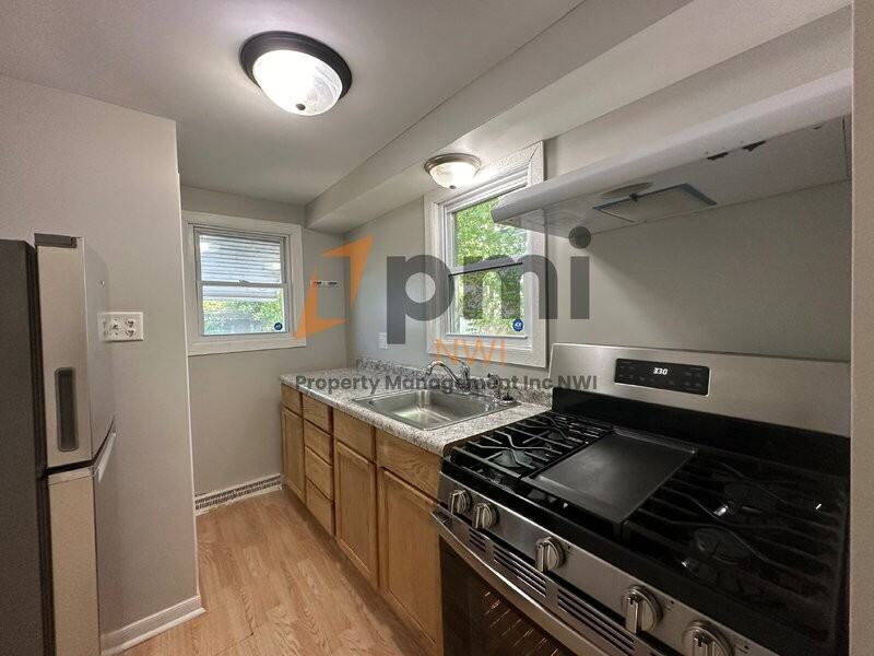 1518 Oak St - Photo 4 of 12